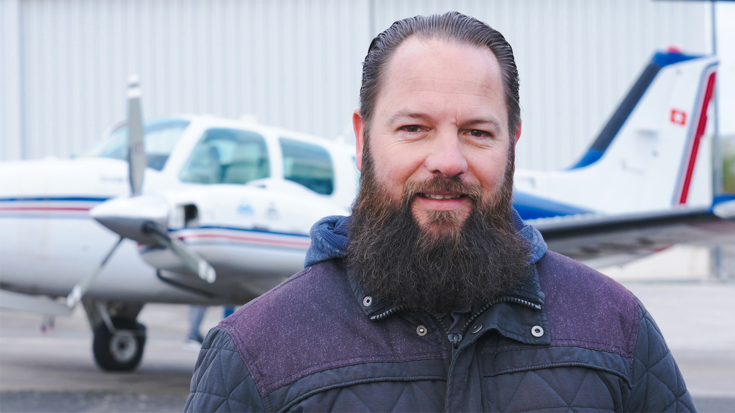 Travis Kelley is a co-organizer of the "Ukraine Air Rescue", an organization that helps people in need.